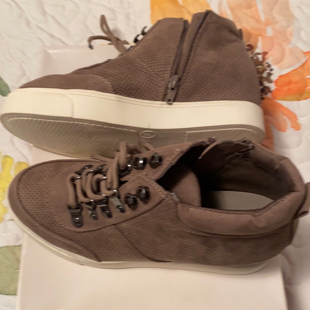 Brown zip shoe
